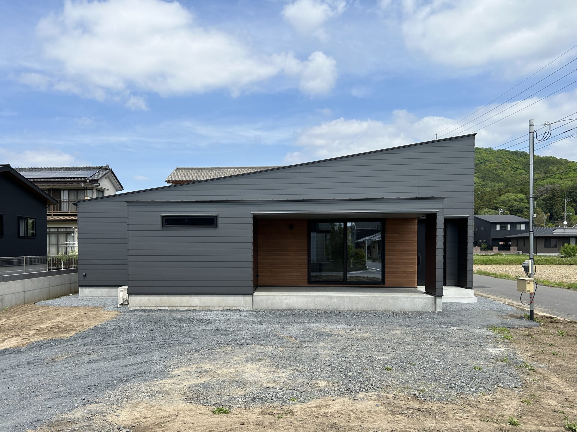 子育て世代でも自分空間を持てる屋根つき土間デッキのある平屋・佐野市奈良渕町